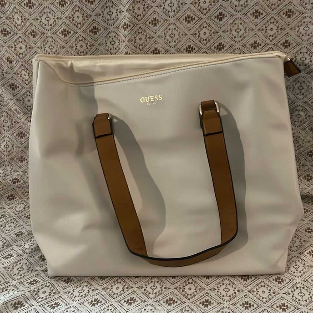 NWOT - Guess White Zipper Tote Bag